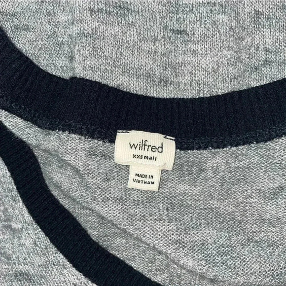 Aritzia - Wilfred Sherbrooke V-Neck  Side Slit Top - Picture 7 of 7